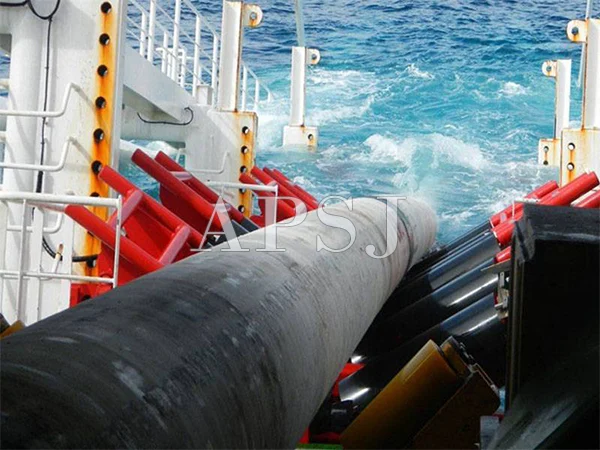Pipeline with pipeline reinforced mesh is used for undersea oil extraction.